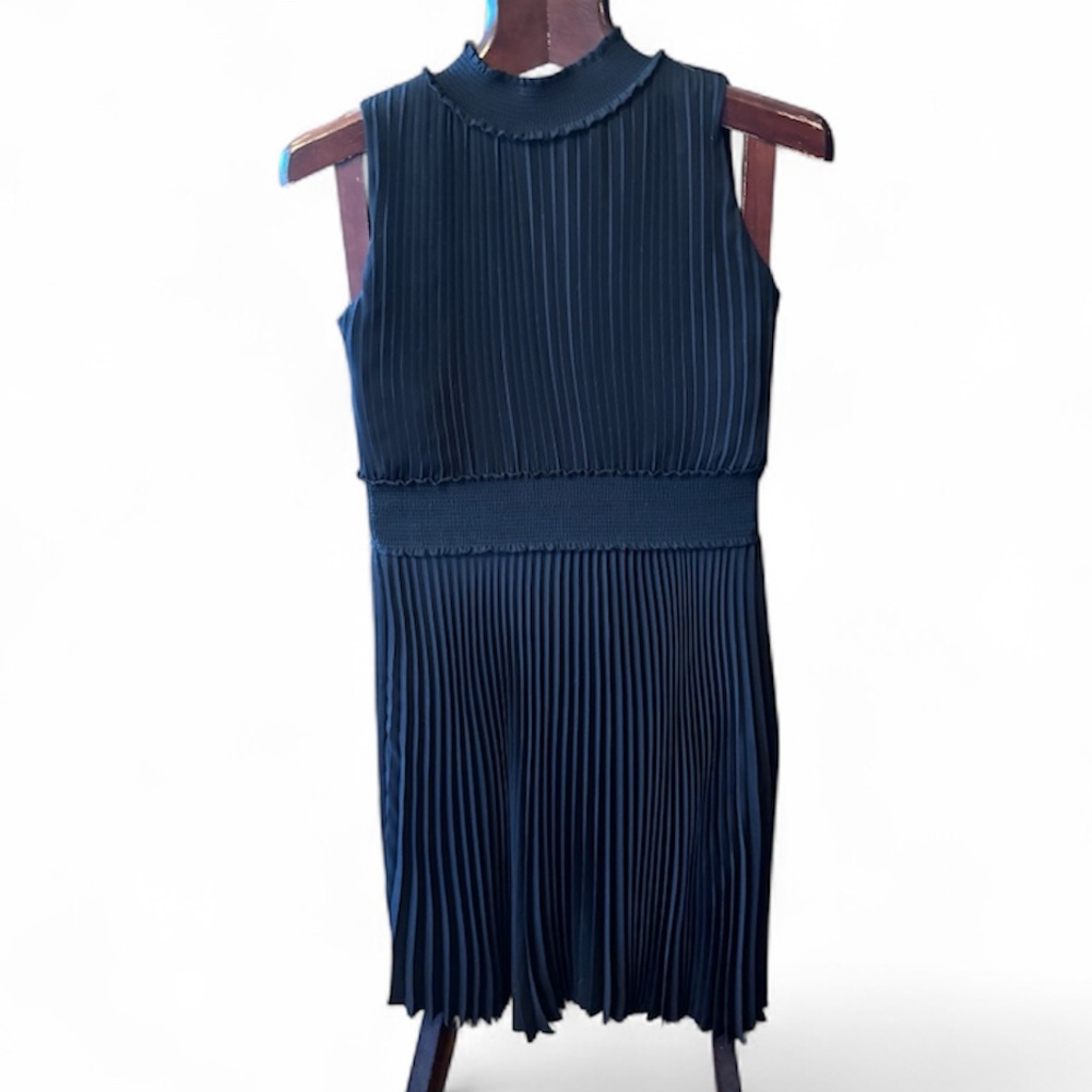 Nanette Lepore Black pleaded elegant dress size 4 in like new condition